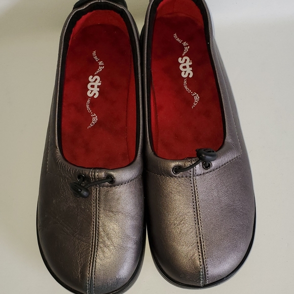 Sas ladies silver 8.5 wide shoes - Picture 1 of 8